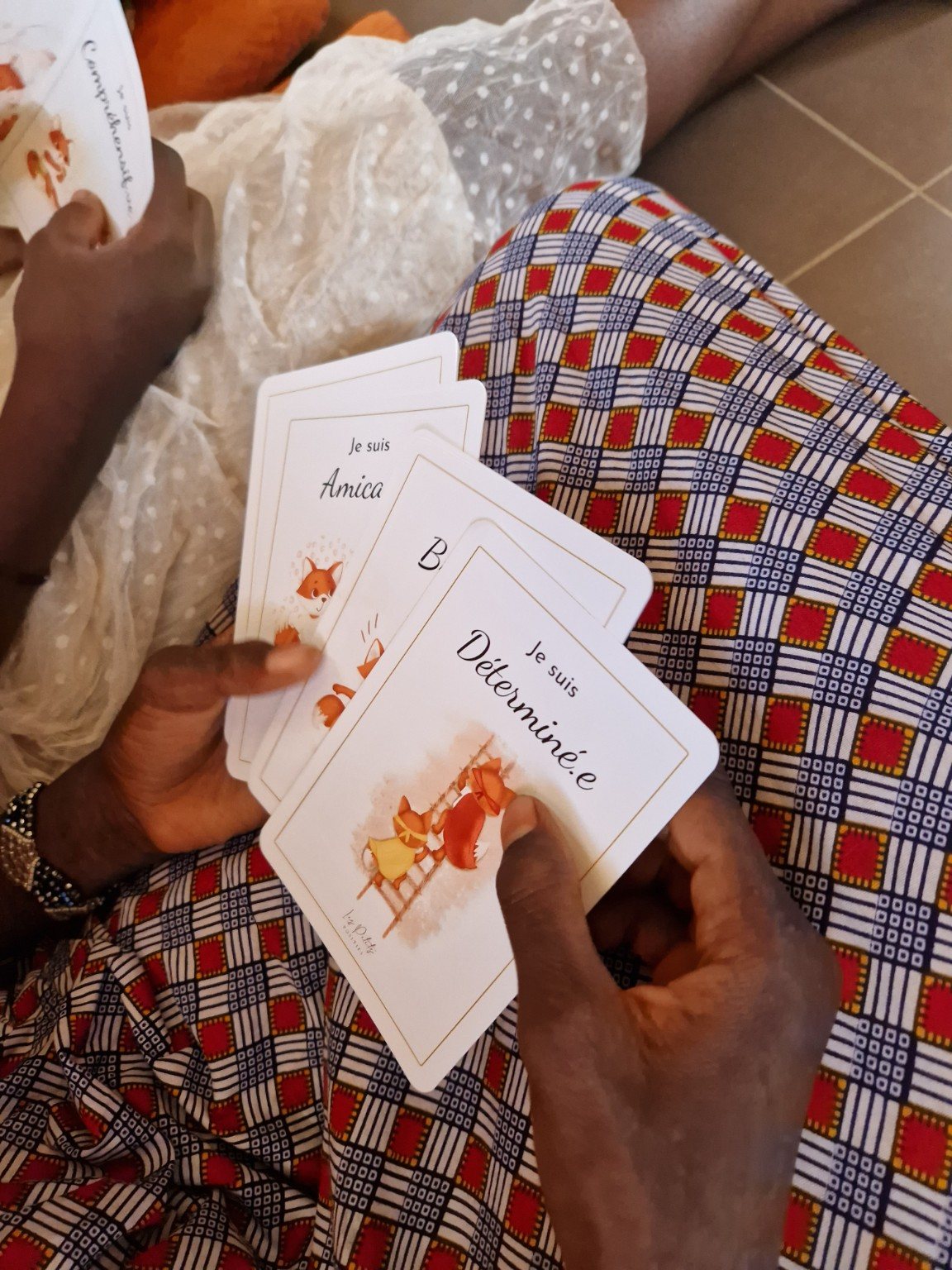 Atelier autour des cartes pédagogiques dans la bibliothèque